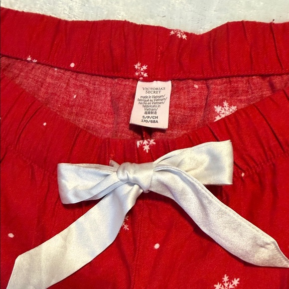 Victoria’s Secret Red Snowflake Print Pajama Shorts Size Small - Picture 2 of 4
